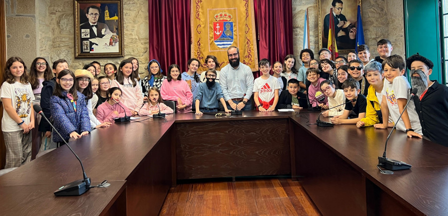 Alumnos de 5º de Educación Primaria del colegio Castelao de Rianxo parodian el informativo “Galicia Noticias” de la TVG