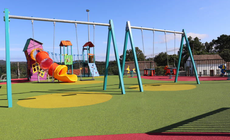 Entra en uso un nuevo parque infantil creado con más de 110.000 euros en una parcela municipal cerca del Centro Recreativo de Artes