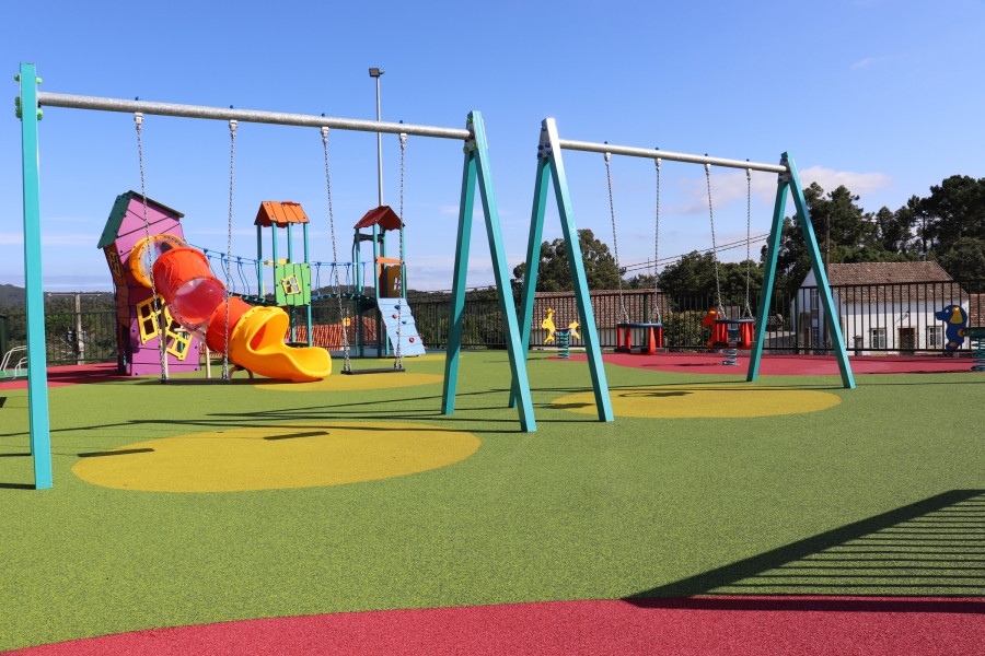 Entra en uso un nuevo parque infantil creado con más de 110.000 euros en una parcela municipal cerca del Centro Recreativo de Artes