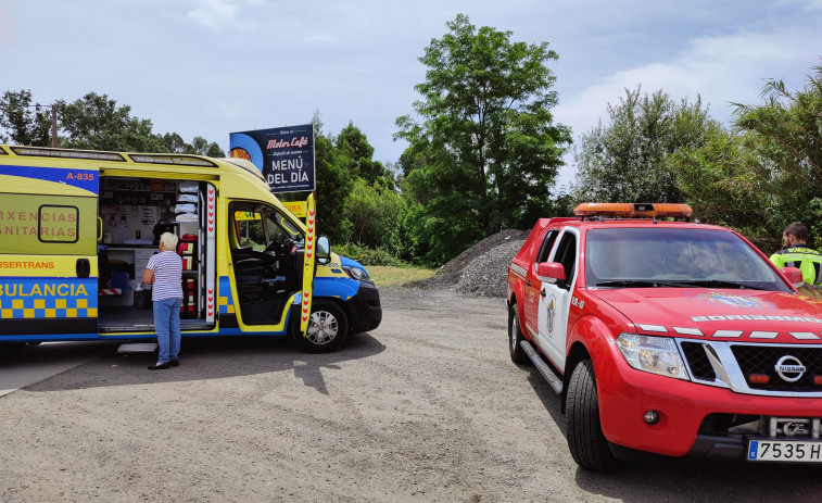 Herido un septuagenario al cortarse con una motosierra en una pierna durante una tala en un monte de Boiro