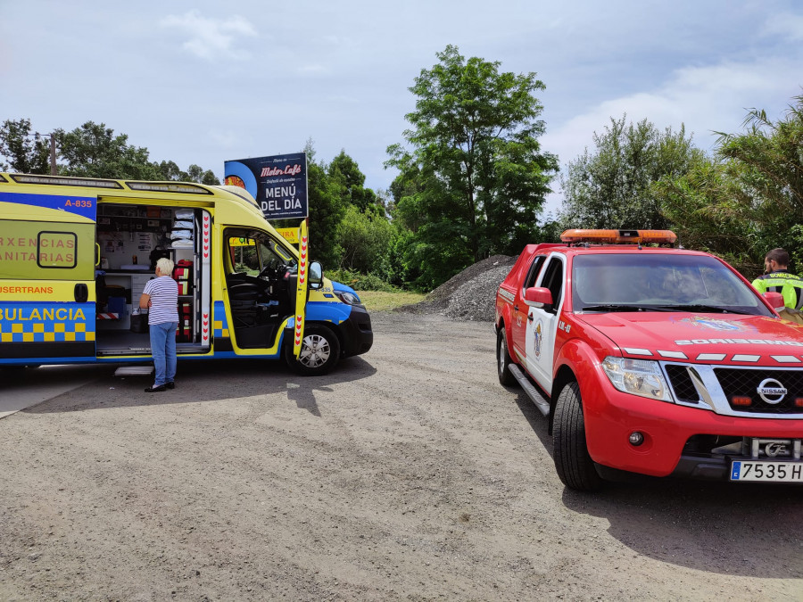 Herido un septuagenario al cortarse con una motosierra en una pierna durante una tala en un monte de Boiro