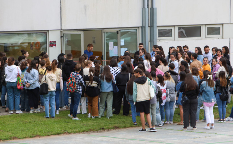 Miles de aspirantes se juegan 1.743 plazas de profesor en Galicia