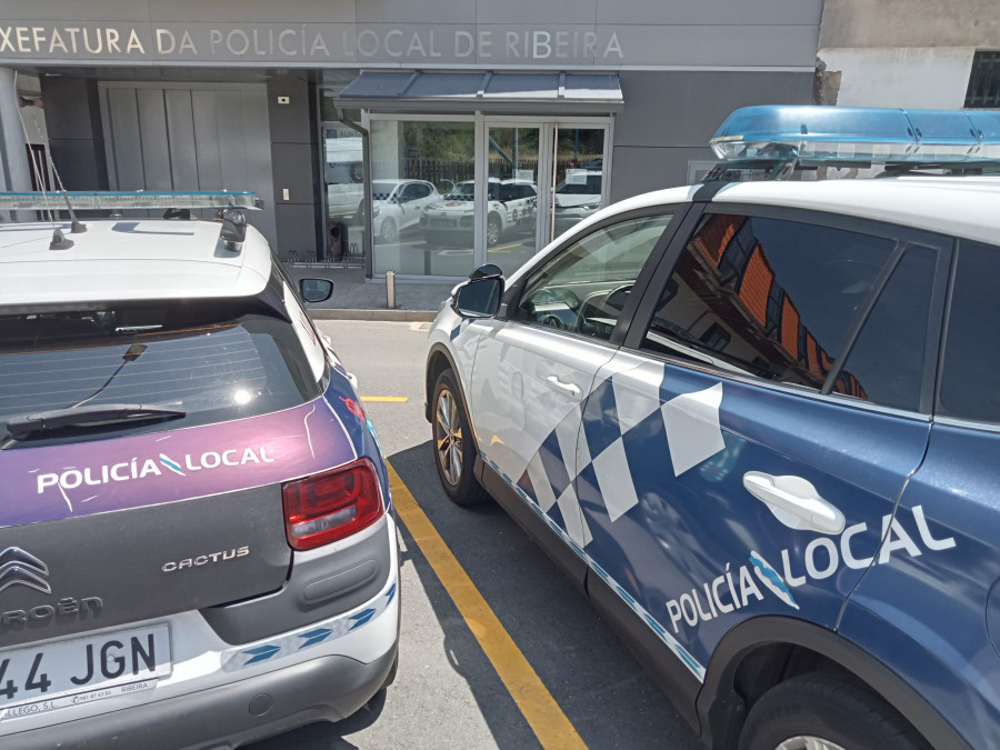 Desalojada la terraza de un local hostelero en el Malecón de Ribeira para garantizar la seguridad y el tránsito peatonal