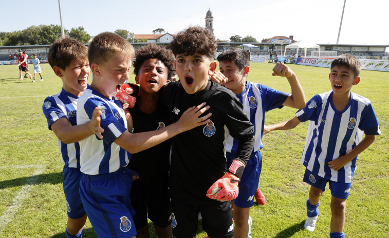 El FC Porto celebra en A Senra tras ganar al Celta en los penaltis