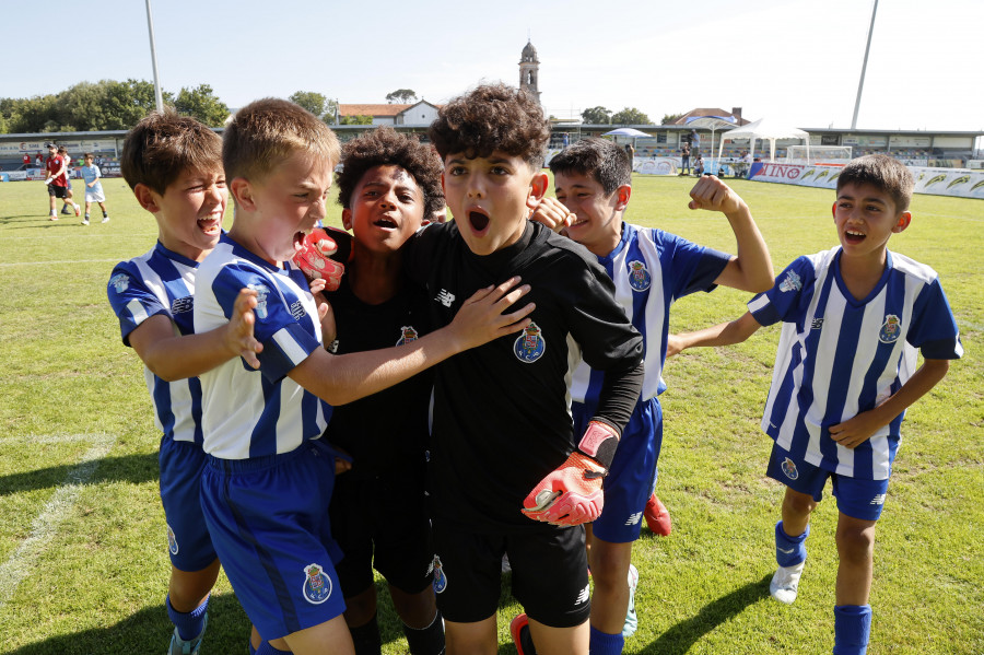 El FC Porto celebra en A Senra tras ganar al Celta en los penaltis