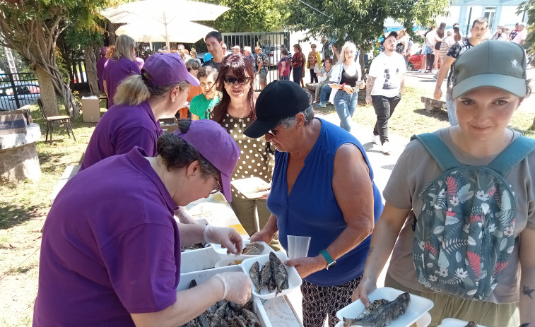 Agotados los 1.400 kilos de pescado y churrasco que se elaboraron en las exitosas Festas do Verán en Artes