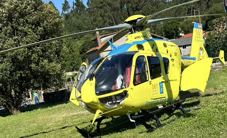 Evacuado en helicóptero del 061 desde Rianxo al Clínico de Santiago un sexagenario por una intoxicación