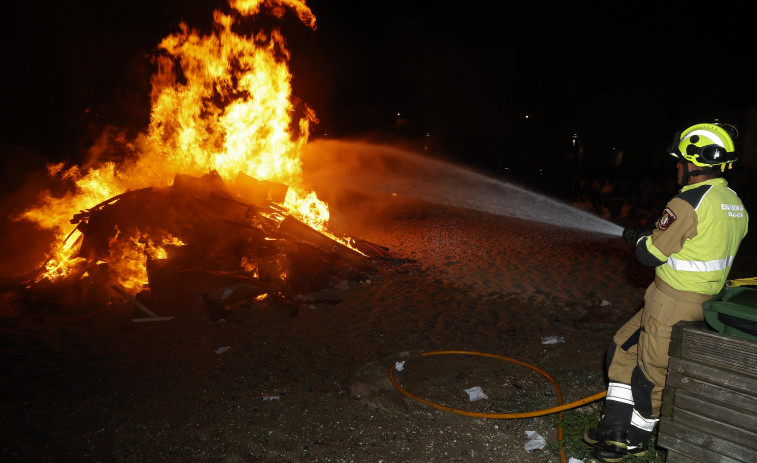 La noche de San Juan se salda con un incendio forestal en Cambados y una alerta por caída al agua en Sanxenxo