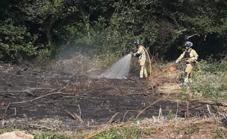 El fuego se escapó en algunas hogueras de San Xoán y otras incumplieron las normas establecidas en Ribeira