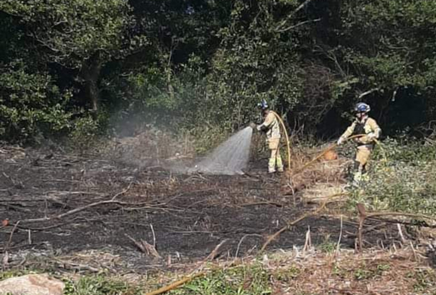 El fuego se escapó en algunas hogueras de San Xoán y otras incumplieron las normas establecidas en Ribeira