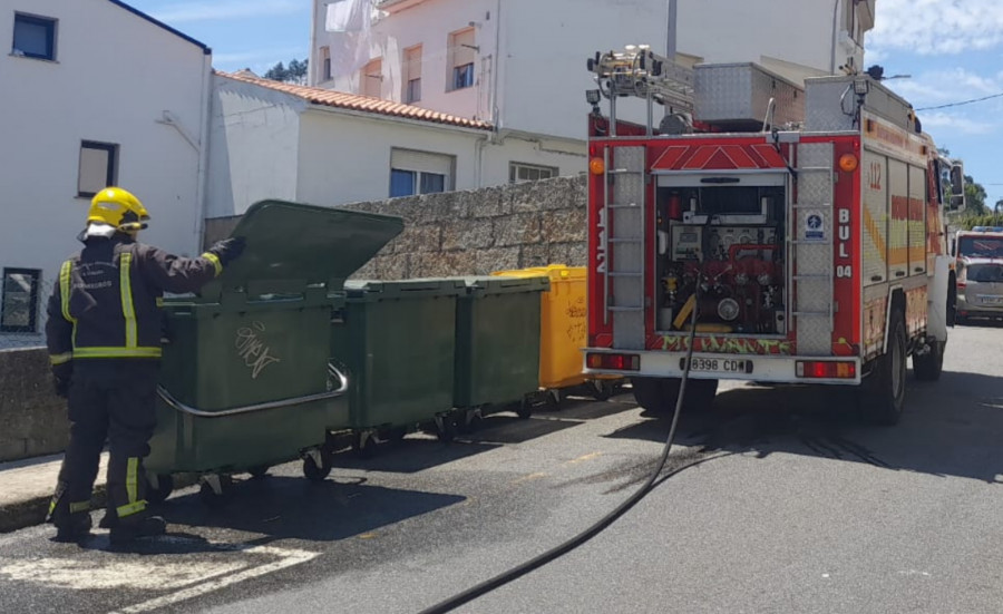 La rápida intervención de Bomberos evita que un incendio destruya un contenedor de basura en Ribeira