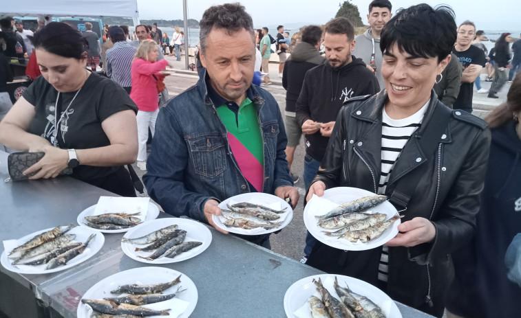 Multitudinaria sardinada de San Xoán en Palmeira y abarrote en la verbena con DJ Tito Maverick