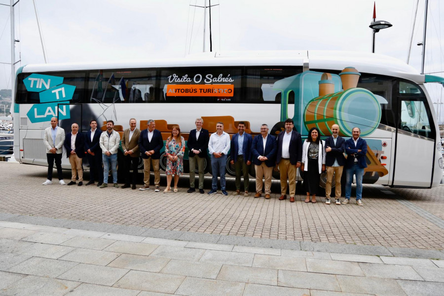 Rueda presenta a Tintilán, el primer bus turístico de O Salnés