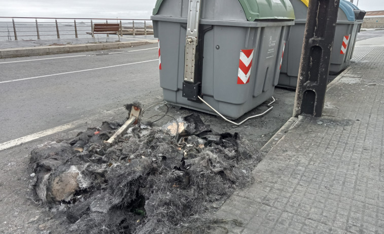 Detenido un joven por incendiar ocho contenedores de basura entre el colegio de Castiñeiras y la zona de O Touro, en Ribeira