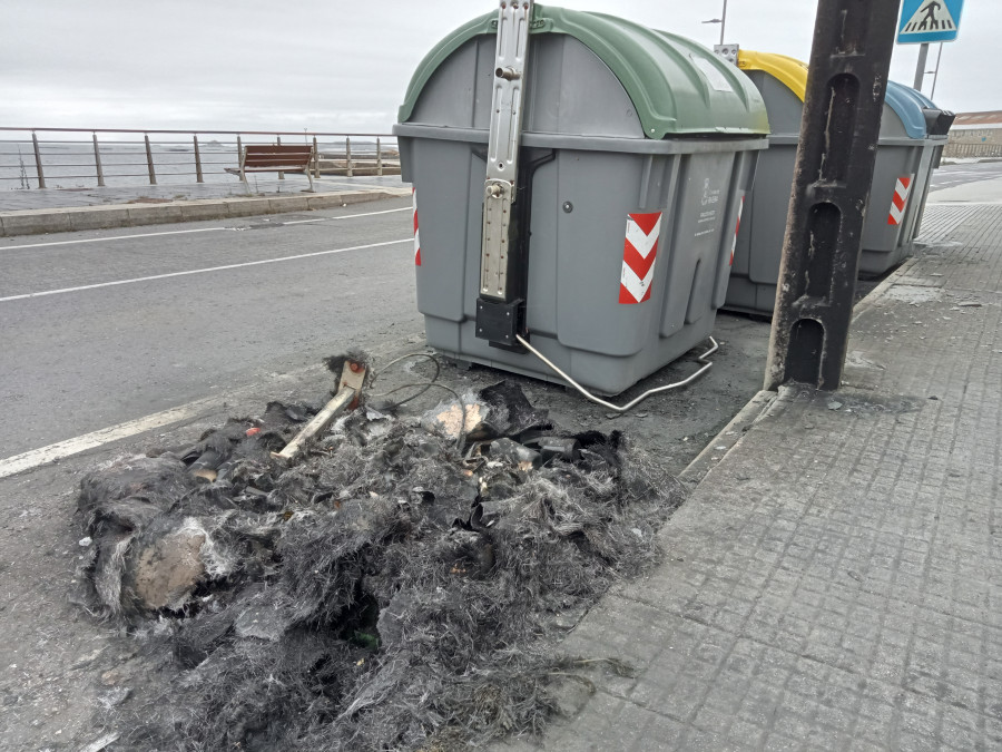 Detenido un joven por incendiar ocho contenedores de basura entre el colegio de Castiñeiras y la zona de O Touro, en Ribeira