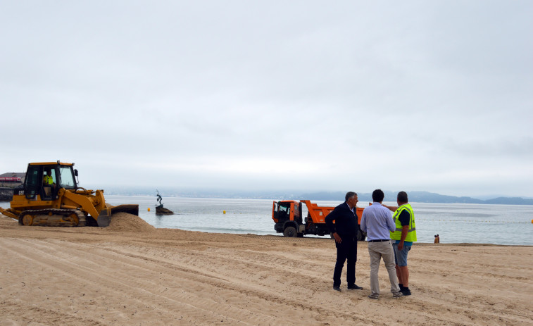 La playa de Silgar se prepara para recibir a turistas recuperando su perfil original