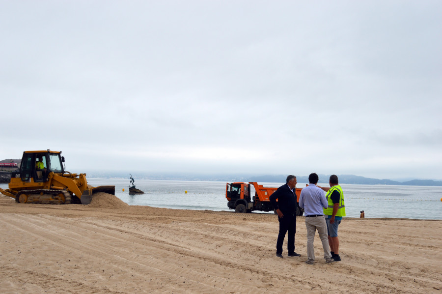 La playa de Silgar se prepara para recibir a turistas recuperando su perfil original