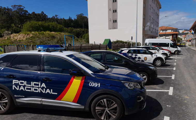 Hallan drogas en un registro en Ribeira de un vehículo, cuya conductora carece de carnet desde 2015