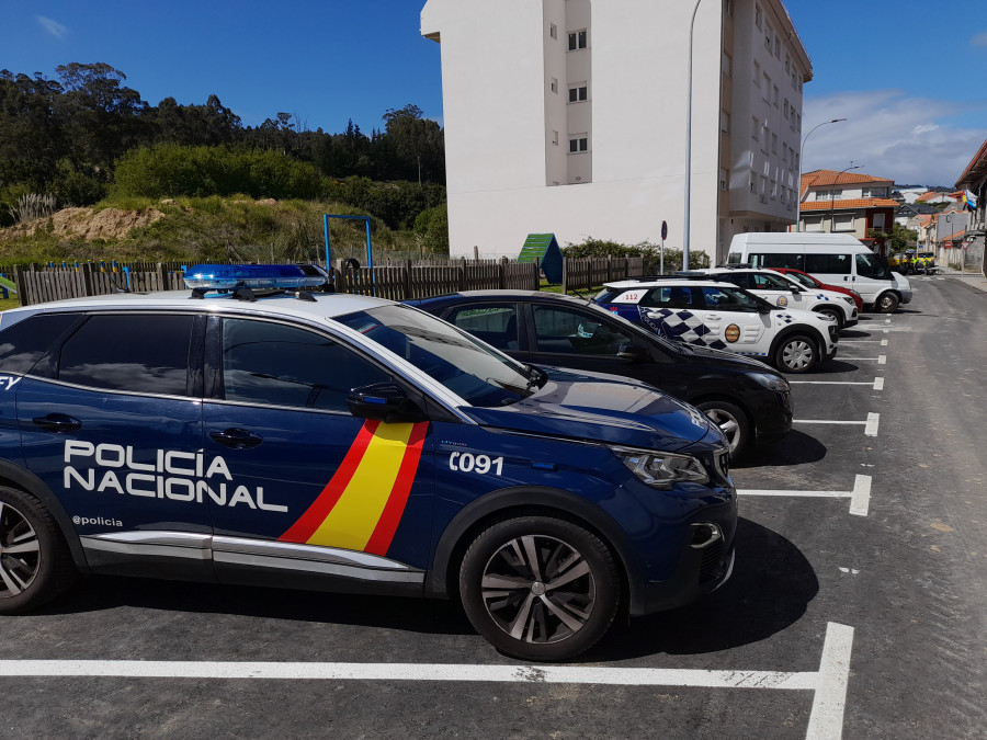 Hallan drogas en un registro en Ribeira de un vehículo, cuya conductora carece de carnet desde 2015