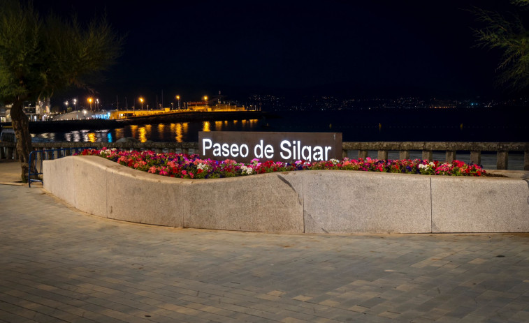 El Paseo de Silgar ya luce su nuevo cartel luminoso