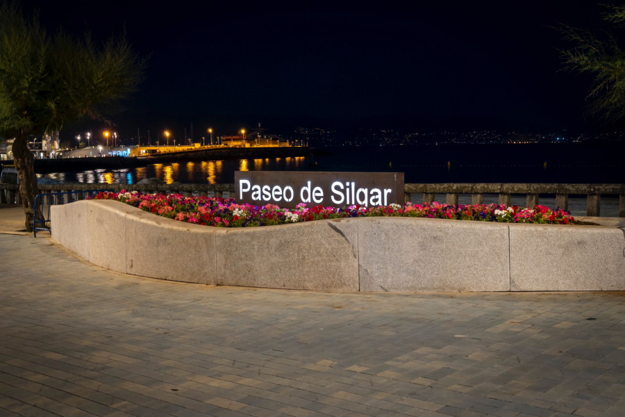 El Paseo de Silgar ya luce su nuevo cartel luminoso