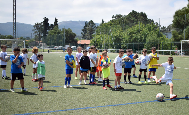 Los 90 participantes en el campus de verano de Valga se divierten y entrenan jugando al fútbol