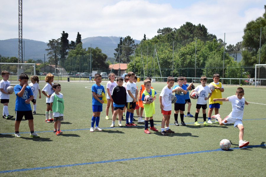 Los 90 participantes en el campus de verano de Valga se divierten y entrenan jugando al fútbol