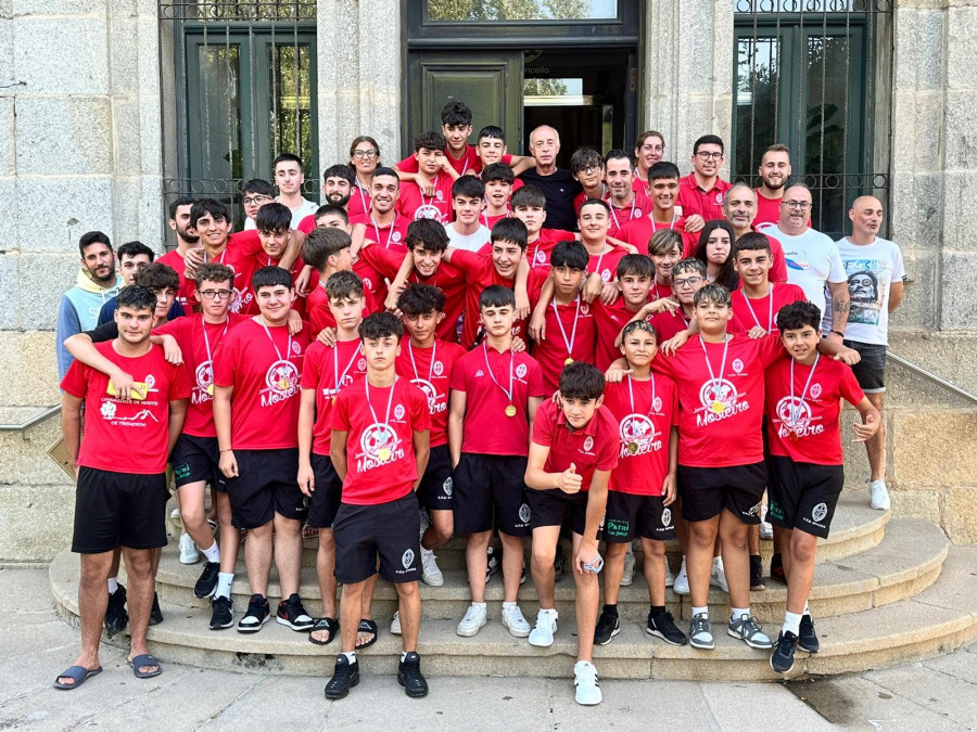 Vilanova homenajea al Pontearnelas por su triple ascenso