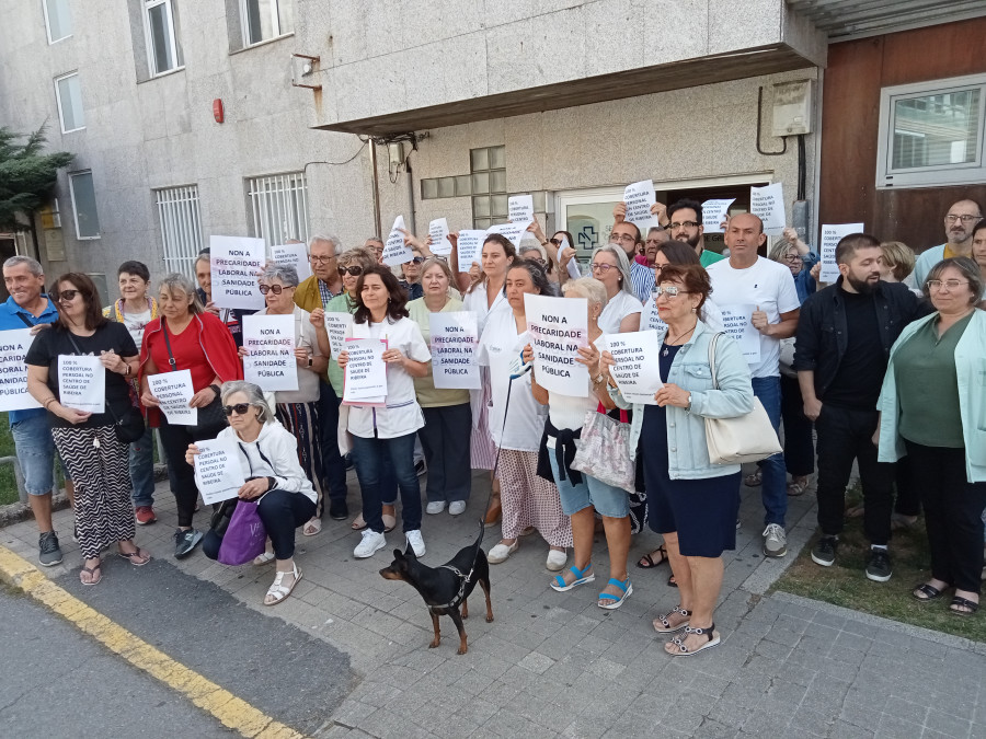 El centro de salud de Ribeira regresa a una crítica situación por falta de médicos al empezar los turnos de vacaciones de verano