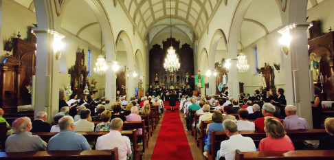 El Coro Liceo de Vilagarcía actúa en el centro cultural de Fontecarmoa