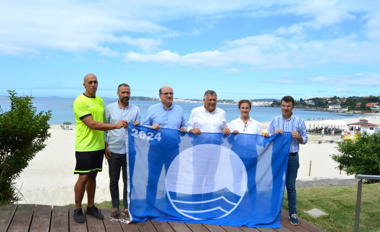 El izado de las 17 banderas azules da el pistoletazo de salida a la temporada de playa en Sanxenxo