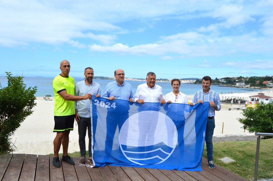 El izado de las 17 banderas azules da el pistoletazo de salida a la temporada de playa en Sanxenxo