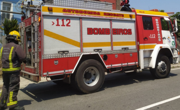 Un vehículo averiado derrama combustible en varios viales del casco urbano de A Pobra