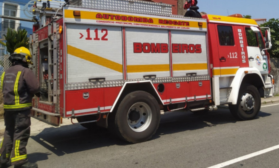 Un vehículo averiado derrama combustible en varios viales del casco urbano de A Pobra