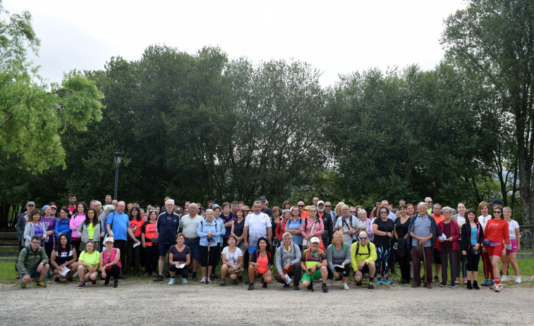 Más de 120 caminantes conocen la historia comercial de Valga y el río con Goza do Ulla