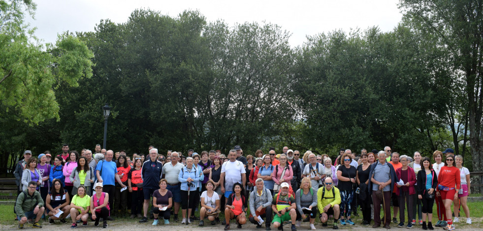 Más de 120 caminantes conocen la historia comercial de Valga y el río con Goza do Ulla