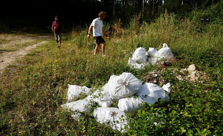 Los comuneros denuncian que los vertidos industriales llenan el monte de basura