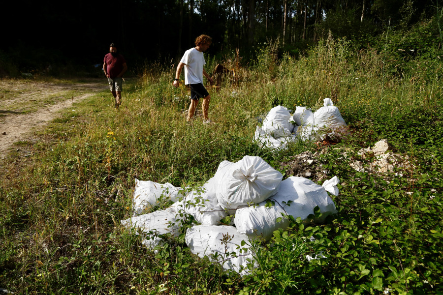 Los comuneros denuncian que los vertidos industriales llenan el monte de basura