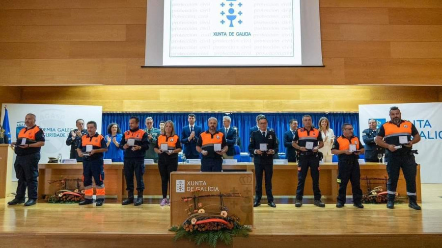 Imponen medallas a dos voluntarios de Protección Civil de Meis