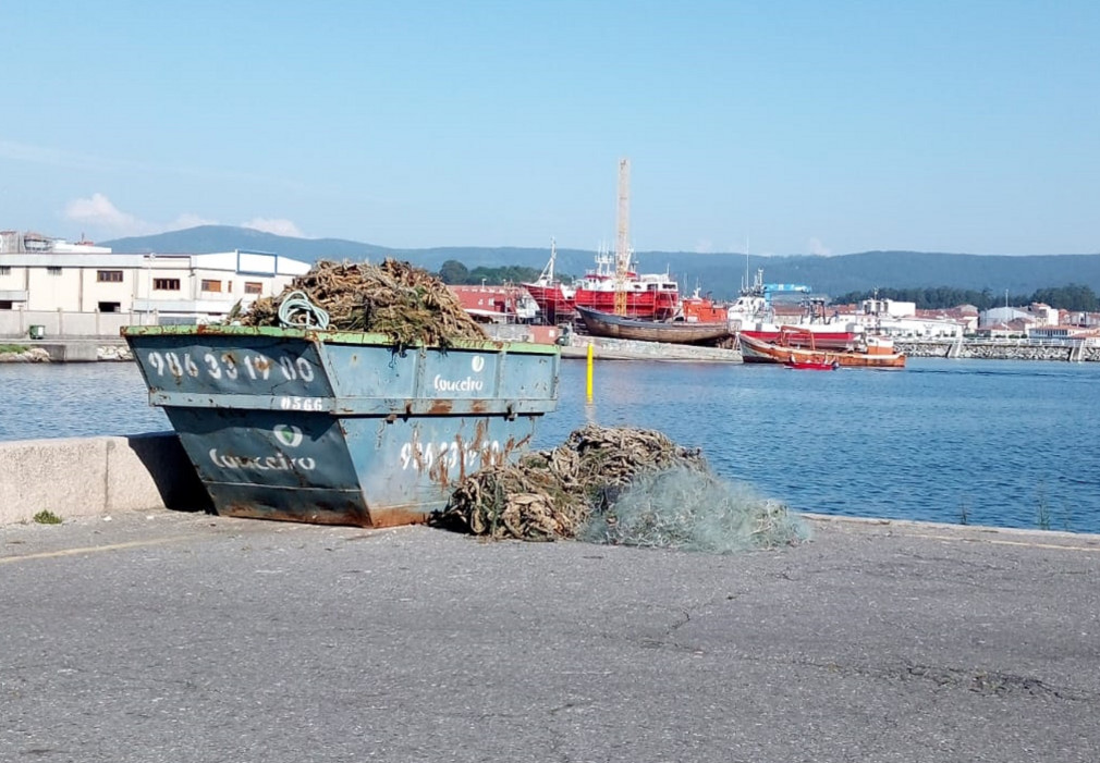 La alianza entre la Cofradía de Cambados y Afundación ya retiró cerca de 19 toneladas de basura marina