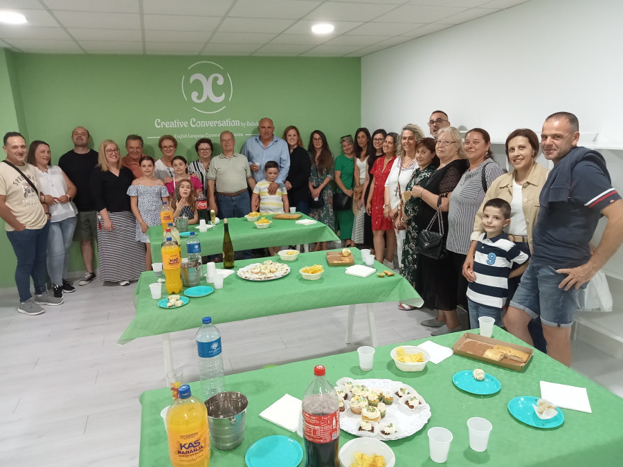 Echa a andar en el centro de Ribeira un local que imparte sesiones de conversación 100% en inglés