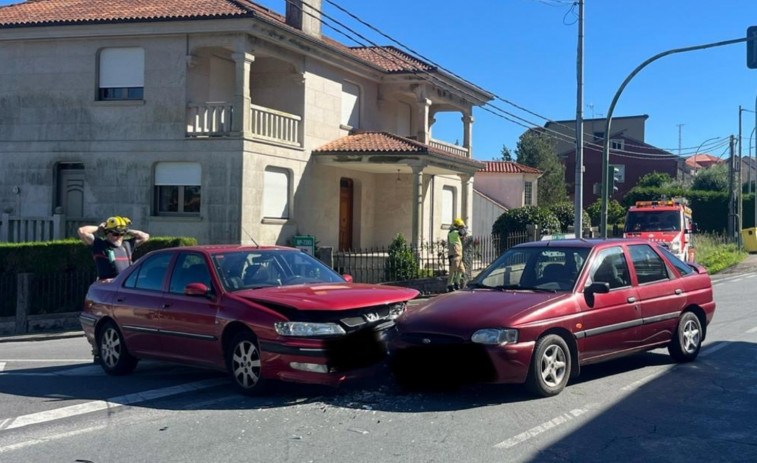 Registrado un choque frontolateral entre dos coches en el cruce de los semáforos en Taragoña, en Rianxo