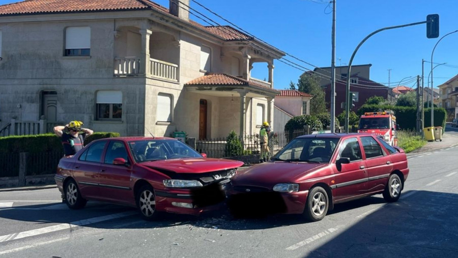 Registrado un choque frontolateral entre dos coches en el cruce de los semáforos en Taragoña, en Rianxo