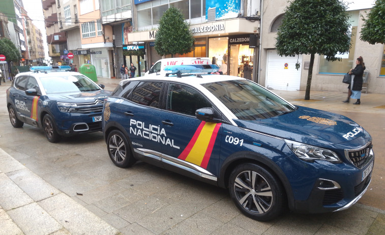 La Policía Nacional decomisó varias papelinas de cocaína a un joven que las había escondido en un puesto ambulante del Malecón de Ribeira