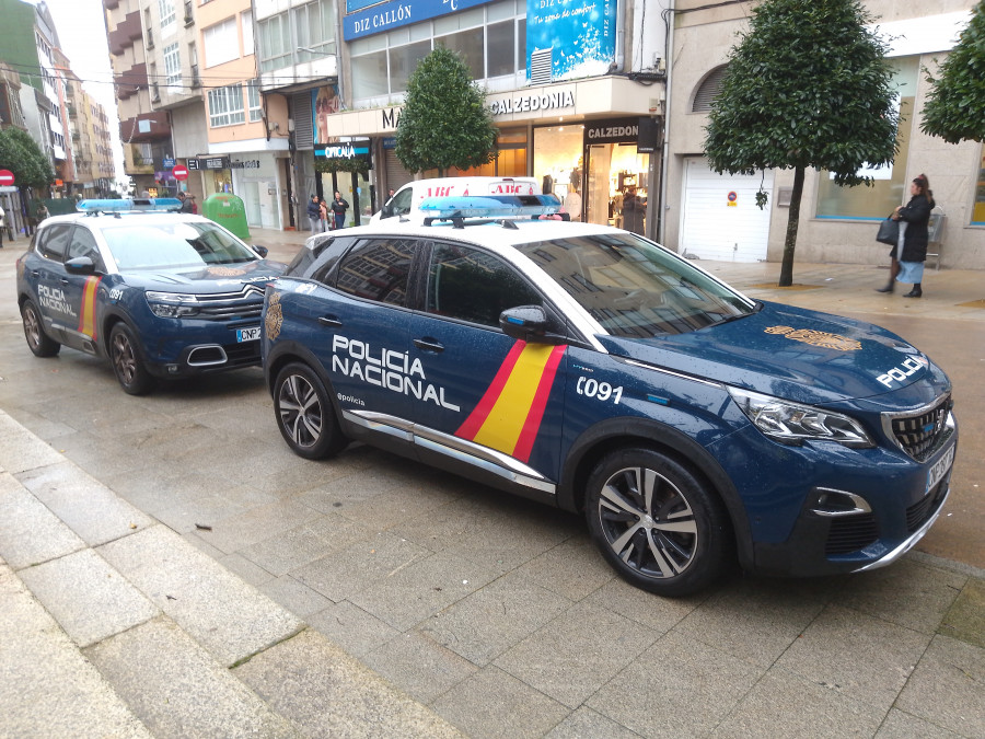 La Policía Nacional decomisó varias papelinas de cocaína a un joven que las había escondido en un puesto ambulante del Malecón de Ribeira