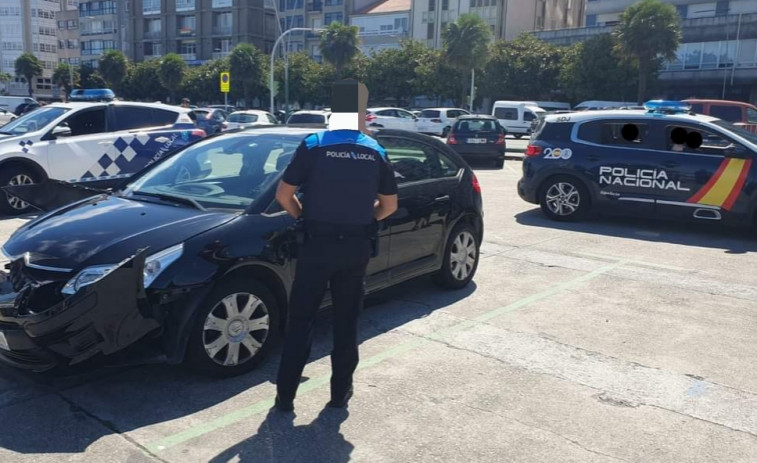 Un conductor se fuga a la carrera tras chocar con la terraza de un bar después de una persecución policial en Ribeira