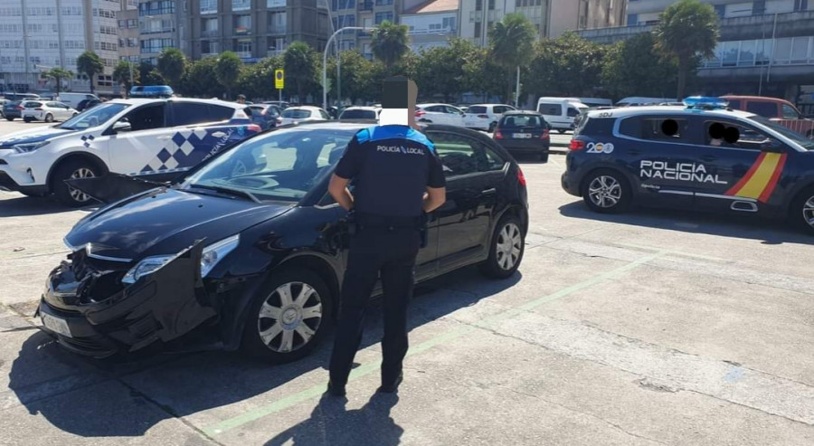 Un conductor se fuga a la carrera tras chocar con la terraza de un bar después de una persecución policial en Ribeira