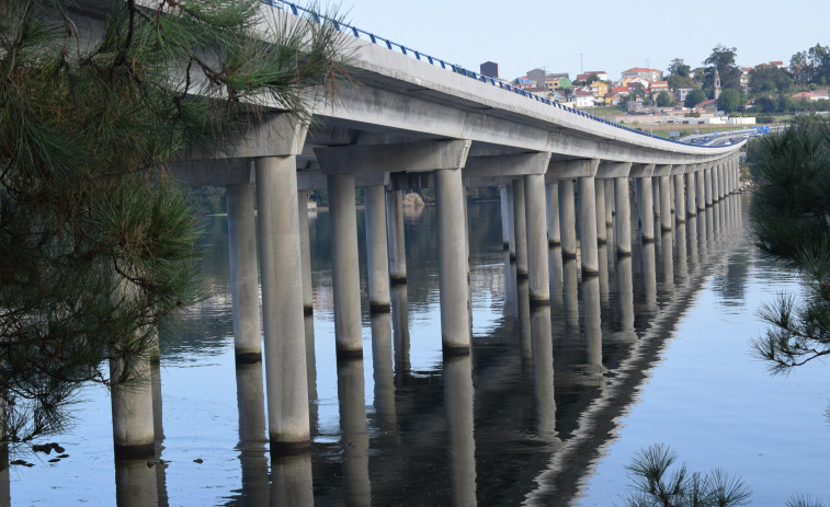 Interceptado un ciudadano polaco caminando descalzo de noche por el viaducto de la Autovía do Barbanza