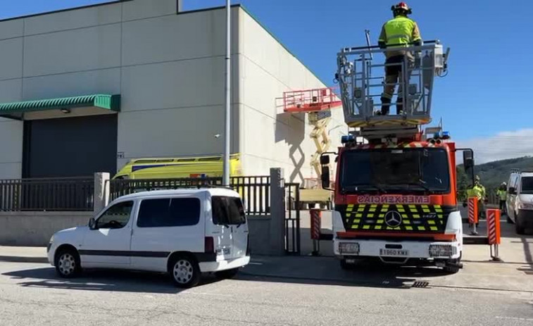 Dos heridos al caerse de una plataforma en una empresa de O Pousadoiro