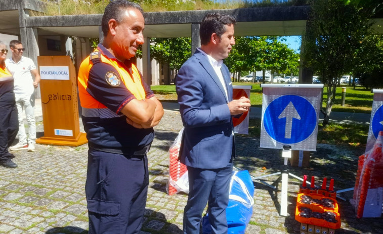 Boiro recibe diverso equipamiento de emergencias para su agrupación de voluntarios de Protección Civil